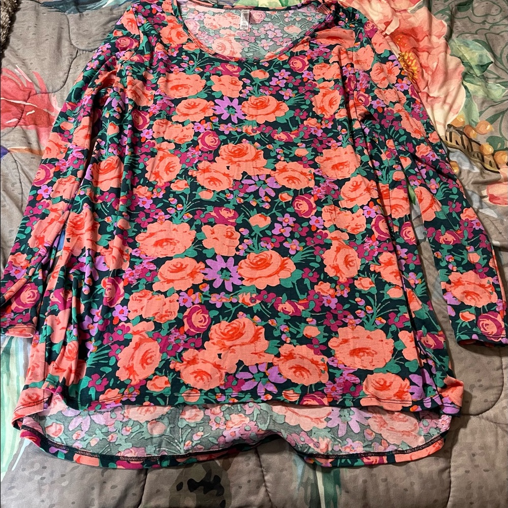 LuLaRoe 3XL (runs small) Lynnae top